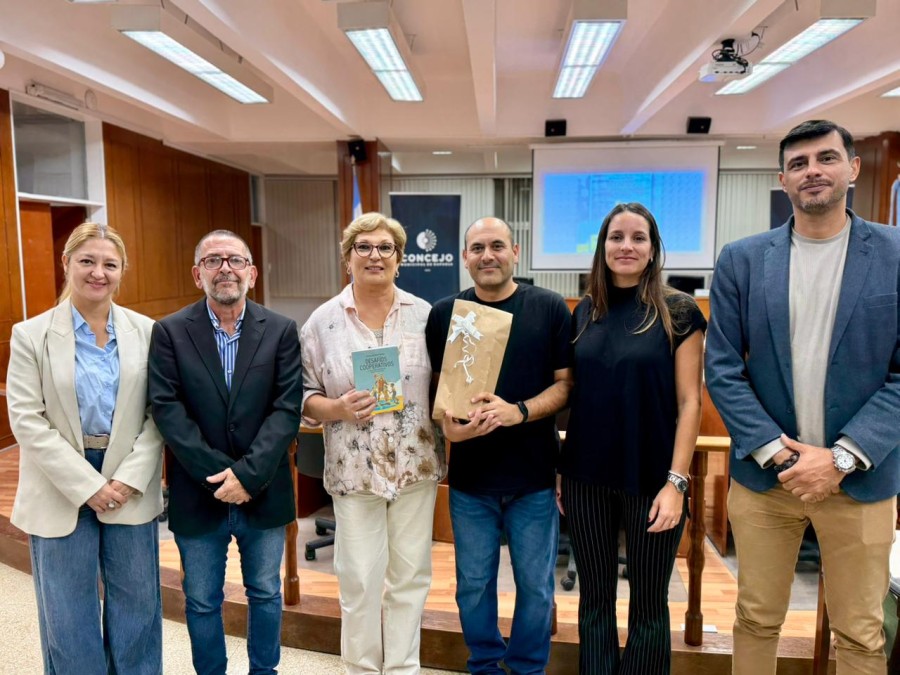 Los concejales Carla Boidi, Juan Scavino, Mabel Fossatti, Mar&iacute;a Paz Caruso y Maximiliano Postovit junto al profesor Fernando Ferrari.