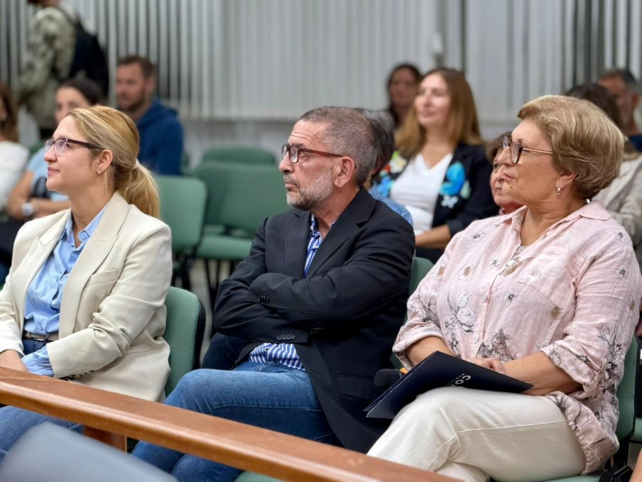 Los concejales Carla Boidi, Juan Scavino y Mabel Fossatti, esta vez detr&aacute;s de sus bancas escuchando al profesor Ferrari. (FOTO PRENSA CONCEJO)
