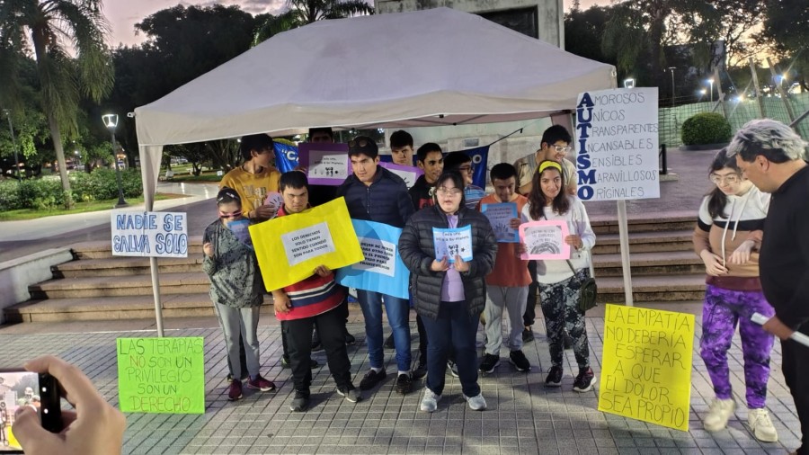 J&oacute;venes con autismo al participar del acto realizado en la Plaza 25 de Mayo por la Asociaci&oacute;n Civil Autismo Sin Barreras.