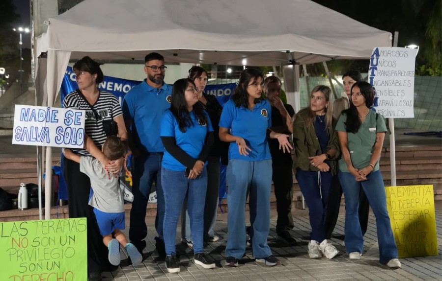 Integrantes de la Asociaci&oacute;n Civil Autismo Sin Barreras durante el acto para visibilizar una problem&aacute;tica que afecta la atenci&oacute;n de personas con discapacidad y a sus familias. (FOTO N.GRAMAGLIA)