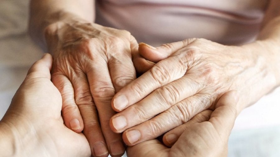 SENSIBILIZAR A LA SOCIEDAD. Actualmente, las causas del Parkinson son desconocidas, pero hay algunas claves que potencian su aparici&oacute;n, como el envejecimiento, factores gen&eacute;ticos y ambientales.