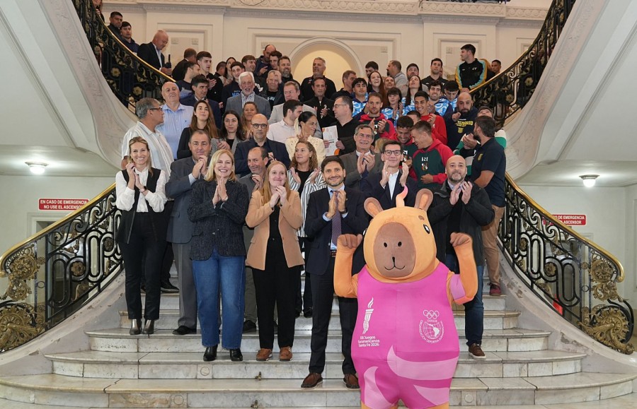 El gobernador Pullaro junto a su equipo con deportistas y representantes de clubes de toda la Provincia.