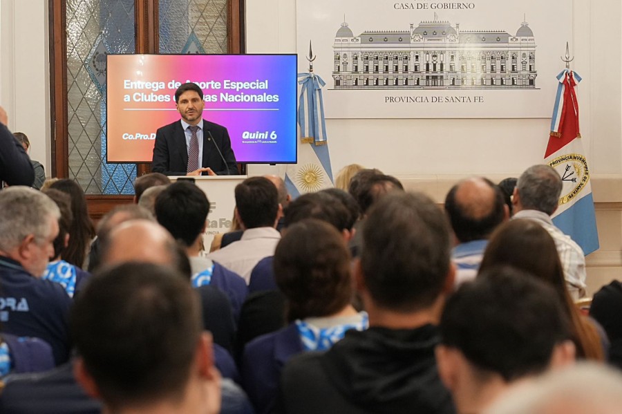 El gobernador Pullaro encabez&oacute; el acto de entrega de fondos para respaldar el deporte santafesino. (FOTO SCS)