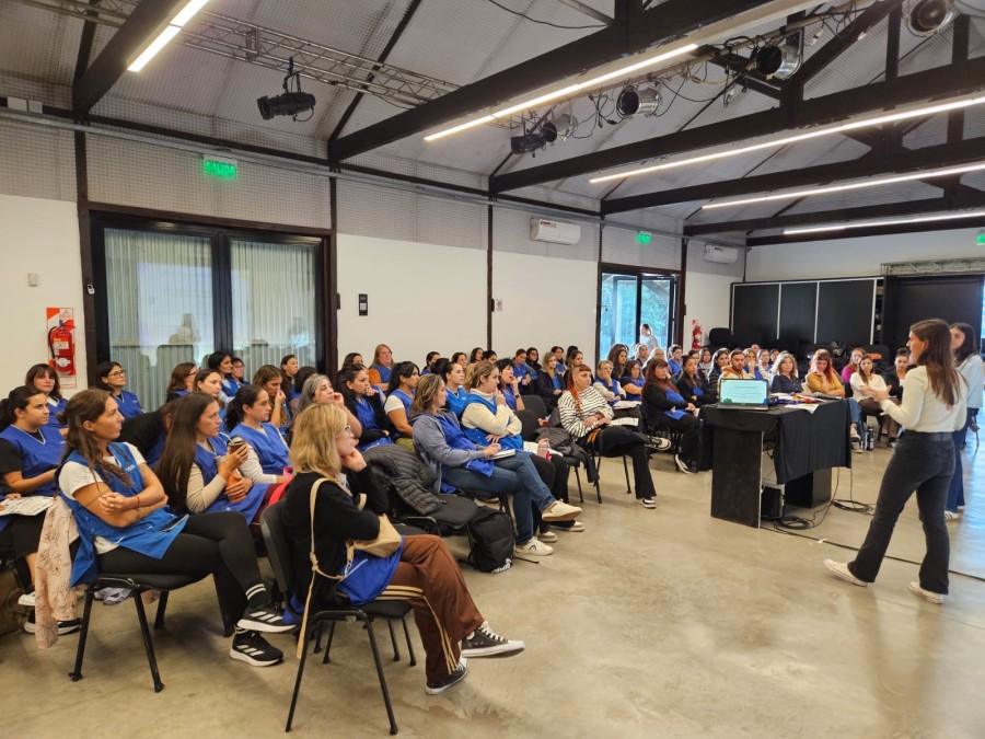 Encuentro entre el personal docente y no docente de los Jardines Municipales junto al Servicio Local de Promoci&oacute;n y Protecci&oacute;n de los Derechos de la Ni&ntilde;ez, Adolescencia y Familia.