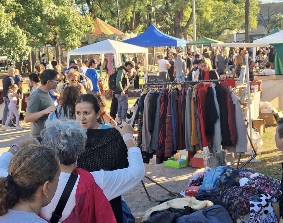 Mercado de Pulgas en barrio Sarmiento.