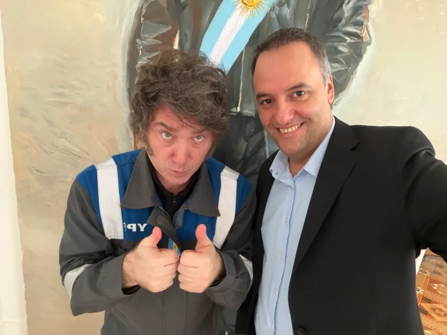 El presidente Javier Milei junto al jefe de Gabinete, Manuel Adorni.