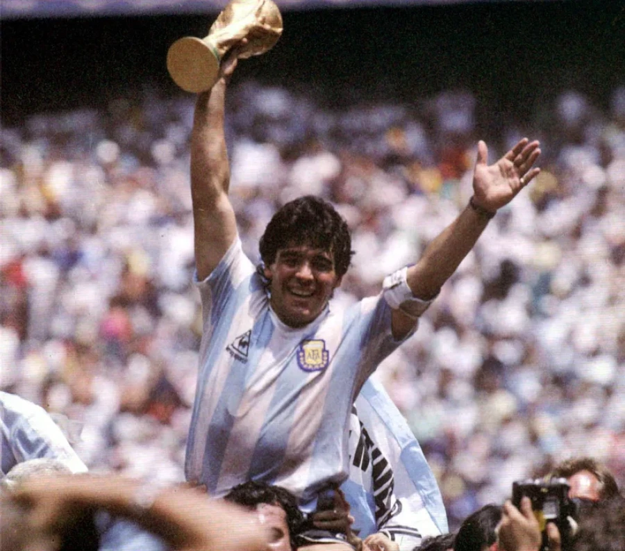 Maradona con la Copa del Mundo en M&eacute;xico 1986.