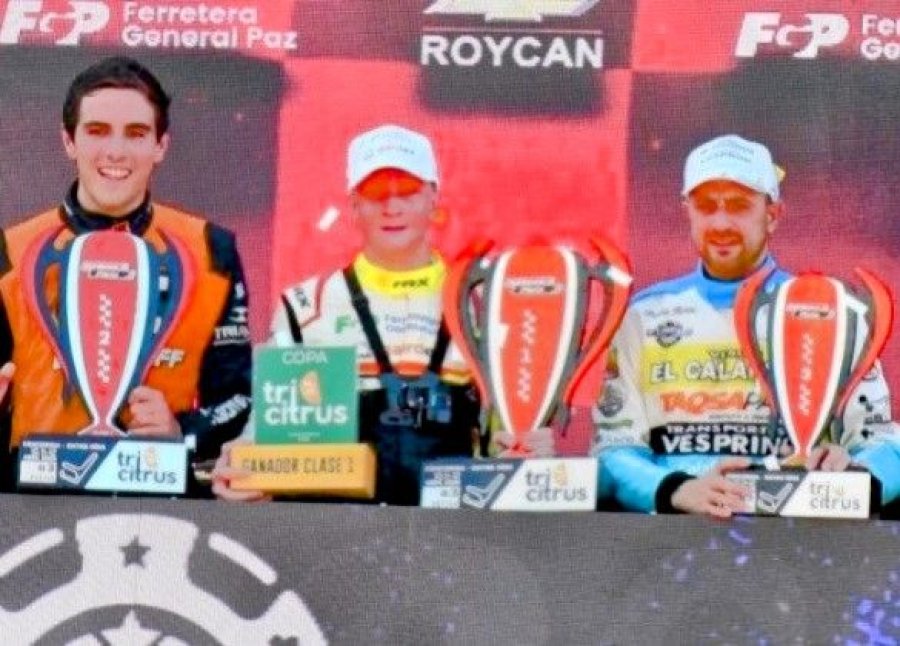 Francisco Su&aacute;rez, Lucio Rodr&iacute;guez y Alexis Bull en el podio de la Clase 1.