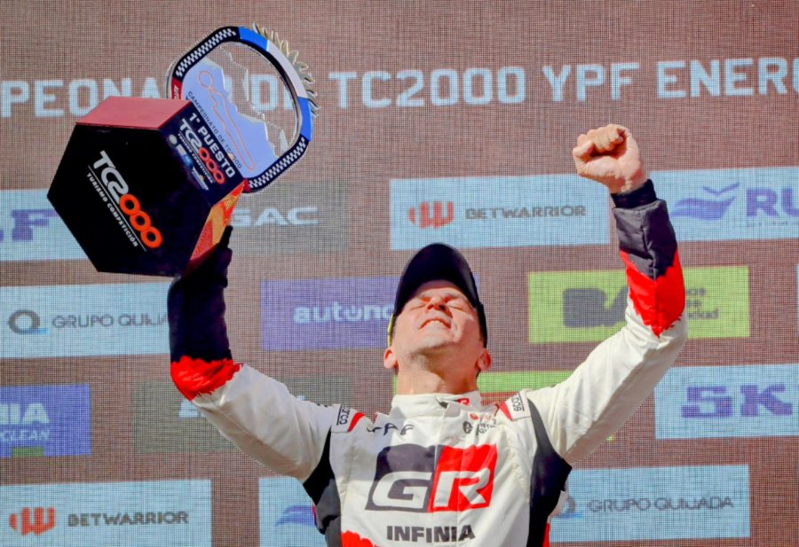 Mat&iacute;as Rossi festejando su victoria en el podio de San Juan.
