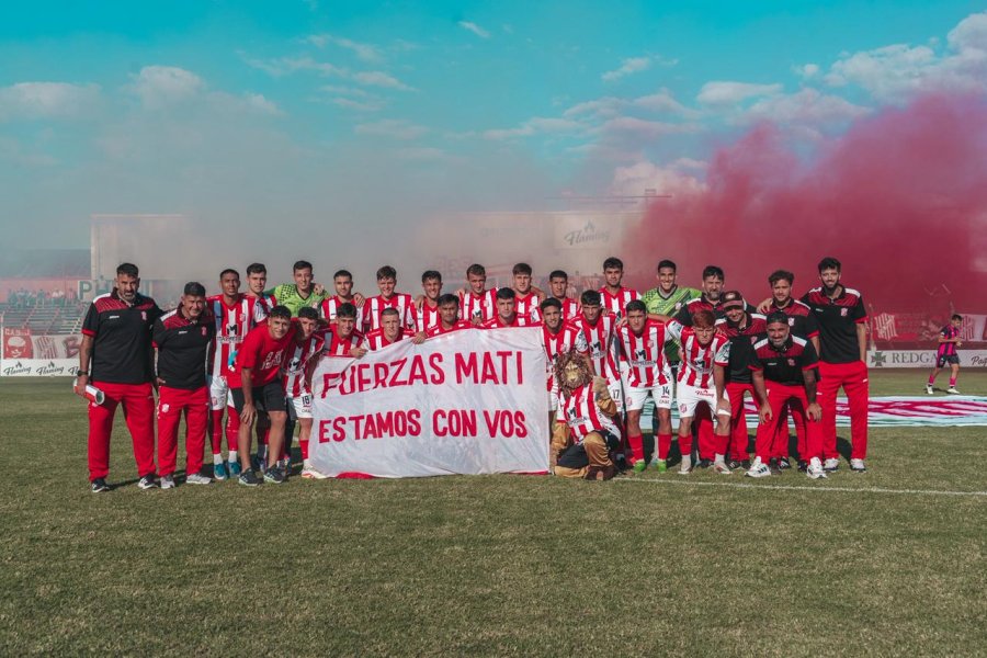 TODOS JUNTOS. Ferlini y el plantel previo al inicio del partido.