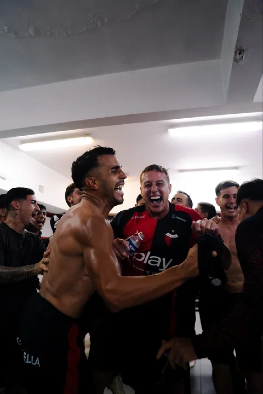 FESTEJOS EN EL VESTUARIO. Col&oacute;n se va ilusionando.