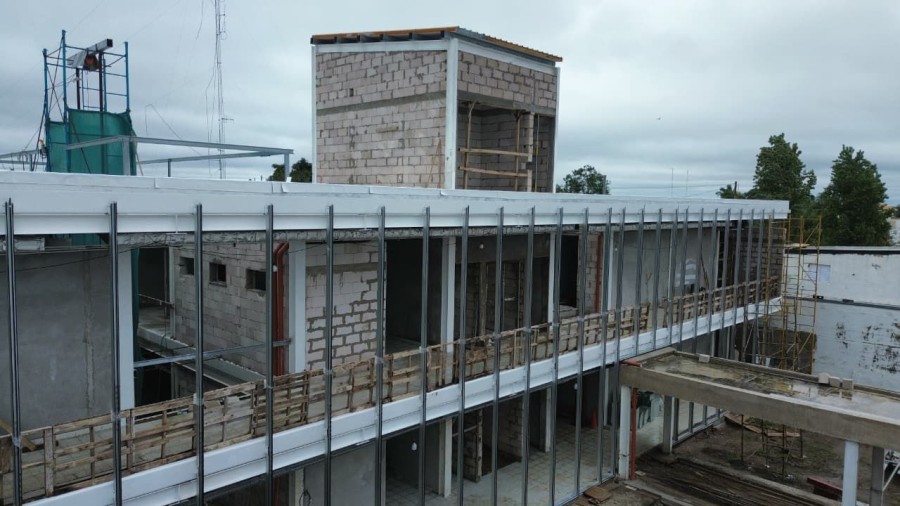El anexo est&aacute; pensado como un edificio desarrollado en planta baja y planta alta.