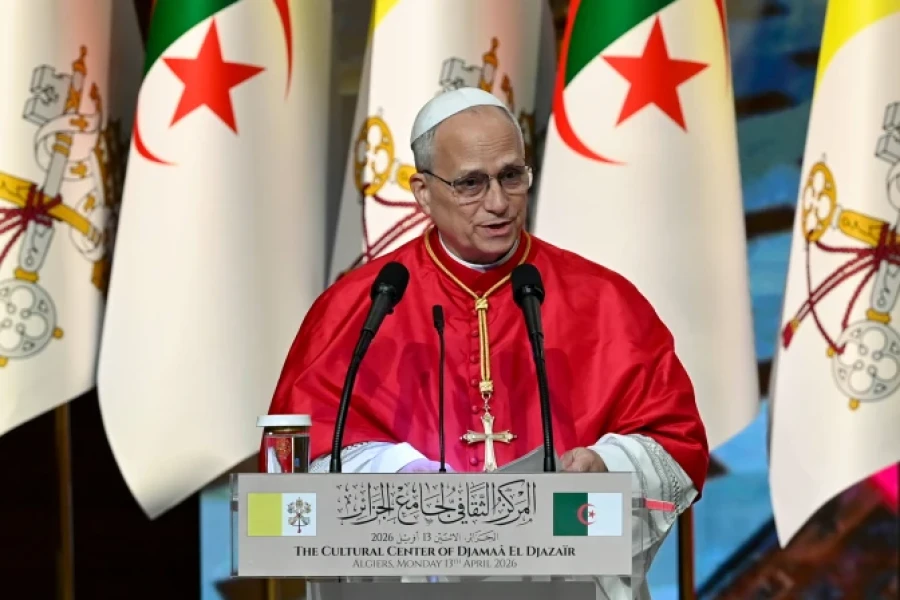 El Papa Le&oacute;n XIV lee su discurso ante las autoridades en Argelia.