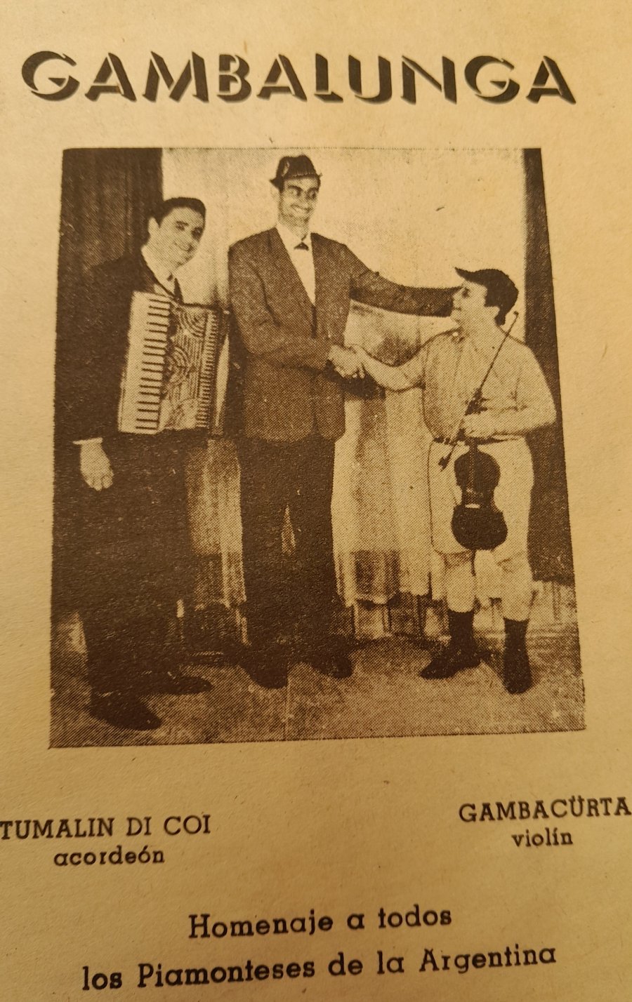 Un afiche hist&oacute;rico con Gambalunga y sus m&uacute;sicos: &ldquo;Gambacurt&rdquo; y &ldquo;Tumal&iacute;n di coi&rdquo;.