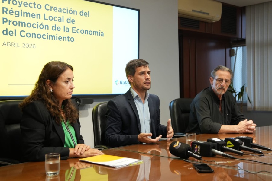 Viotti estuvo acompa&ntilde;ado por la secretaria de Producci&oacute;n, Empleo e Innovaci&oacute;n, Patricia Imoberdorf y el presidente del cl&uacute;ster de empresas del conocimiento (CEDI), Marcelo Warnes.