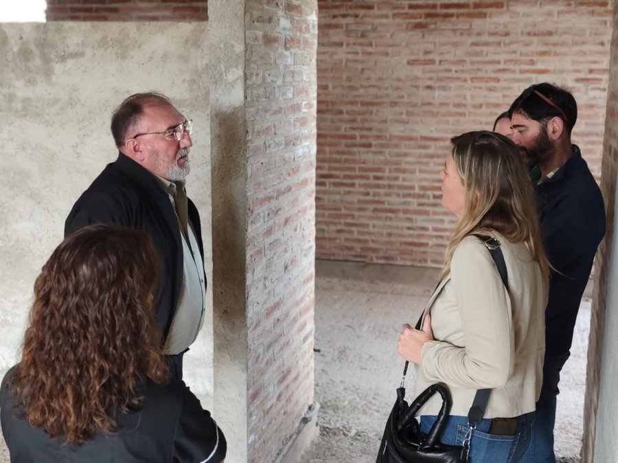 La comitiva observando la obra.