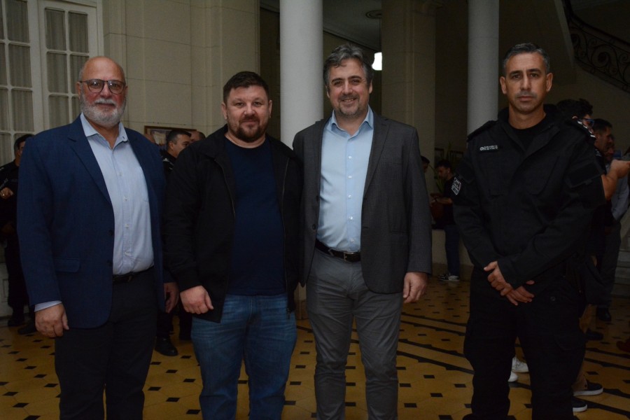 El intendente de Sunchales, Pablo Pinotti, junto al ministro de Justicia y Seguridad de la Provincia, Pablo Cococcioni, entre otros. (FOTO PRENSA MUNICIPAL SUNCHALES)