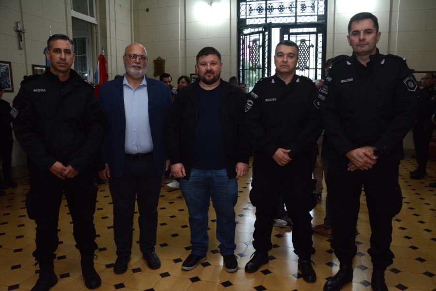 El intendente de Sunchales, Pablo Pinotti, al participar del acto en la Jefatura de Polic&iacute;a, junto al nuevo jefe Alejandro Tognolo.