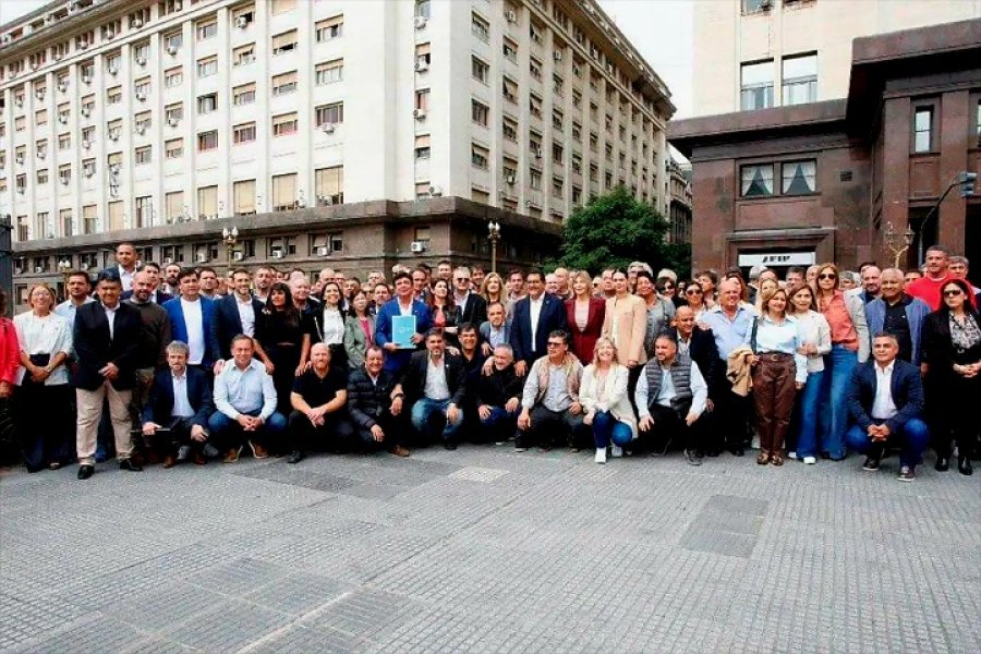 MANIFESTACION. Masivo reclamo de intendentes por fondos y obras a Caputo en Econom&iacute;a.