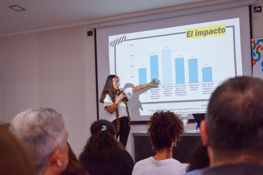 DISERTANTE. Yanina Cossime brind&oacute; una charla interesante sobre bullying ante un buen marco de p&uacute;blico tanto en nuestra ciudad como en Sunchales.