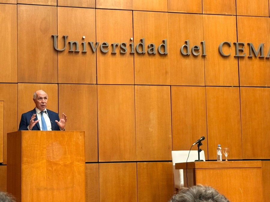 El ministro de la Corte Suprema, el rafaelino Ricardo Lorenzetti, al presentar su libro "El liderazgo del caos" en la Universidad del CEMA.