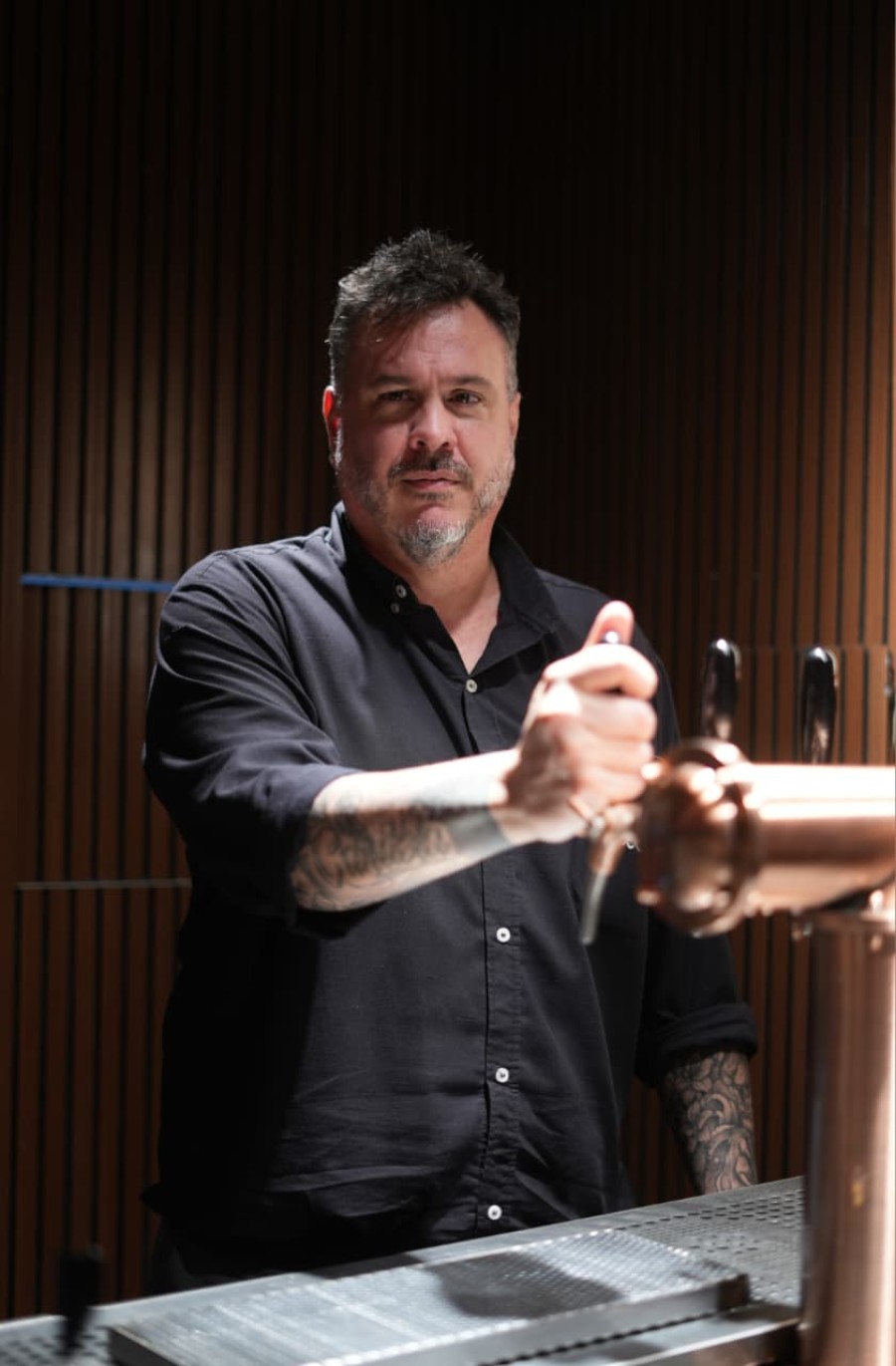 Desde la renovada barra de 356, Mart&iacute;n Sassia adelant&oacute; que la fiesta comenzar&aacute; al mediod&iacute;a y terminar&aacute; a la noche. (FOTO N. GRAMAGLIA)