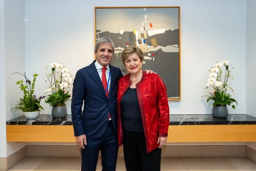 l ministro de Econom&iacute;a, Luis Caputo, y a titular del FMI, Kristalina Georgieva.