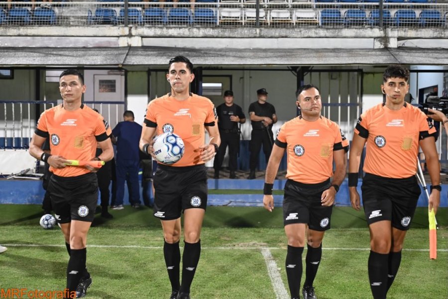 JUEZ. Sosa Abrile, con el bal&oacute;n, ser&aacute; el &aacute;rbitro en la presentaci&oacute;n del Le&oacute;n.