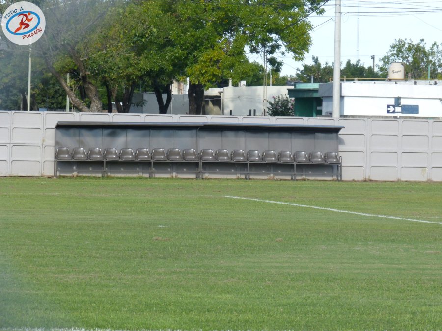 ESTRENOS. Los bancos de suplentes esperan la acci&oacute;n en el predio de la Escuelita.