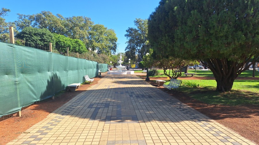 Siguen los trabajos en los distintos sectores de la plaza.