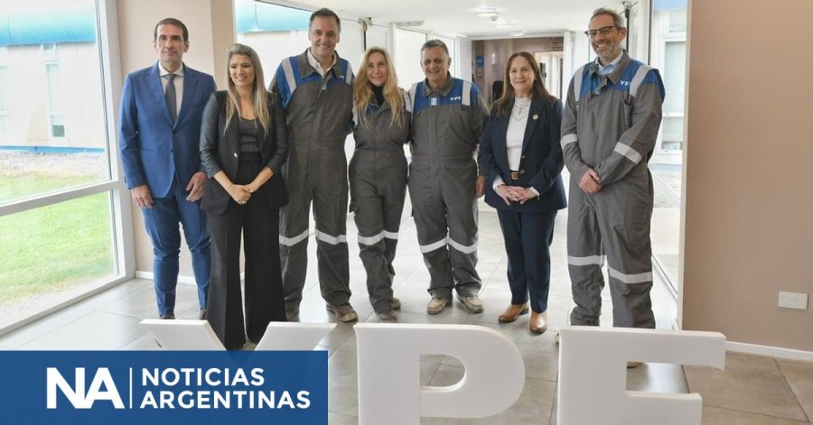 REDOBLA EL APOYO. Mientras avanza la causa judicial, el Jefe de Gabinete se muestra con la secretaria general y hermana del Presidente en el segundo acto p&uacute;blico en una semana.