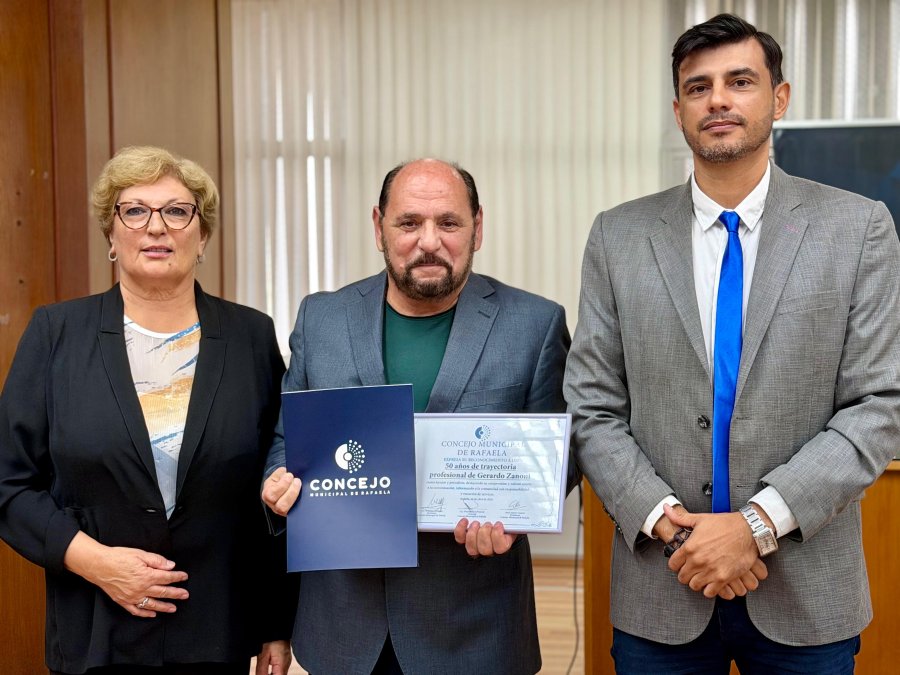 RECONOCIMIENTO. El periodista Gerardo Zanoni junto a los ediles Maximiliano Postovit y Mabel Fossatti en el recinto del CM.
