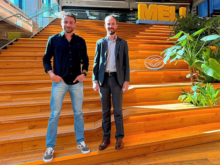 Bryan Mayer junto a Gabriel D&iacute;az Zolorzalo en el acceso a Mercado Libre.