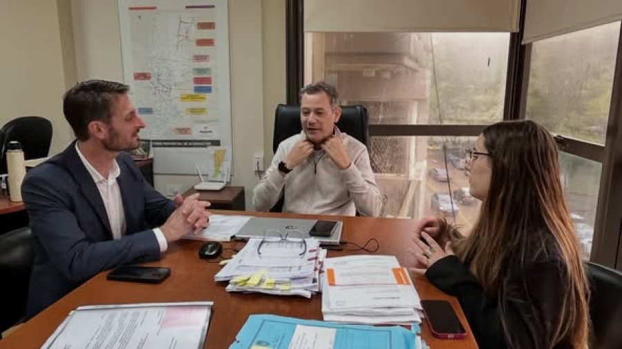 Gonzalo Aira, Leonel Marmiroli e Irina Mana durante el encuentro.