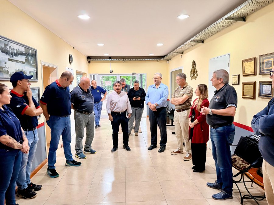 Marcos Escajadillo junto a Alcides Calvo presidiendo el encuentro en Sunchales.