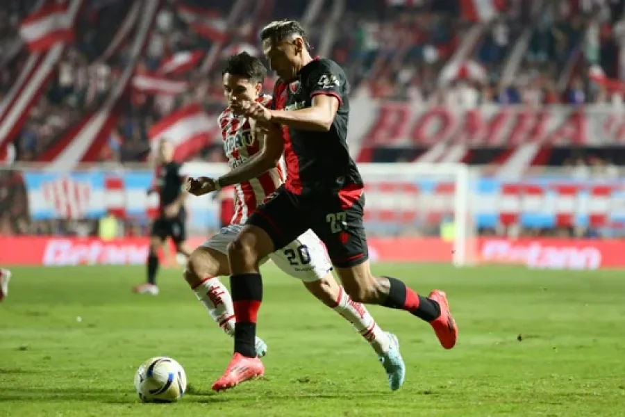 El delantero Luciano Herrera ataca por izquierda en el gran triunfo de la &ldquo;Lepra&rdquo; ante Uni&oacute;n.