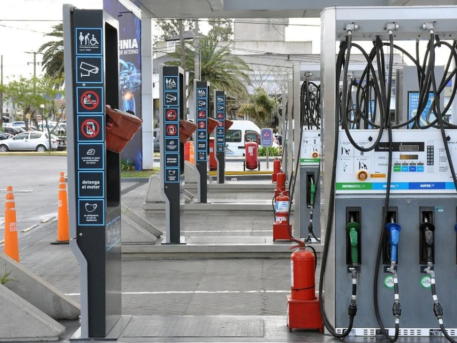 SIGUE TODO IGUAL EN LOS SURTIDORES. Aunque el petr&oacute;leo internacional cay&oacute; con fuerza, en Argentina descartan una baja de la nafta en el corto plazo.