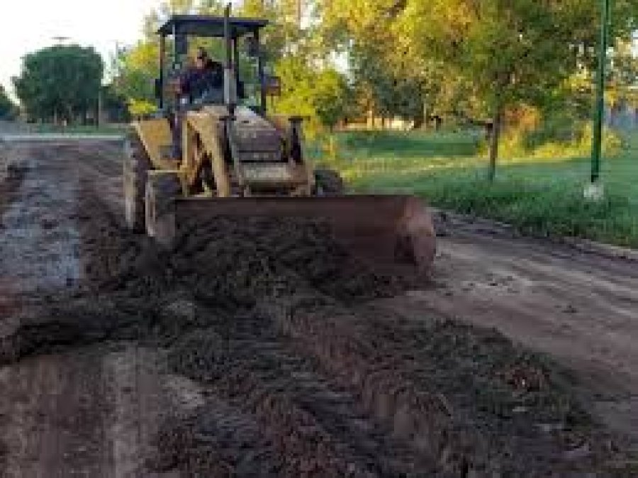 Maquinaria del Municipio laborando en calles sunchalenses.