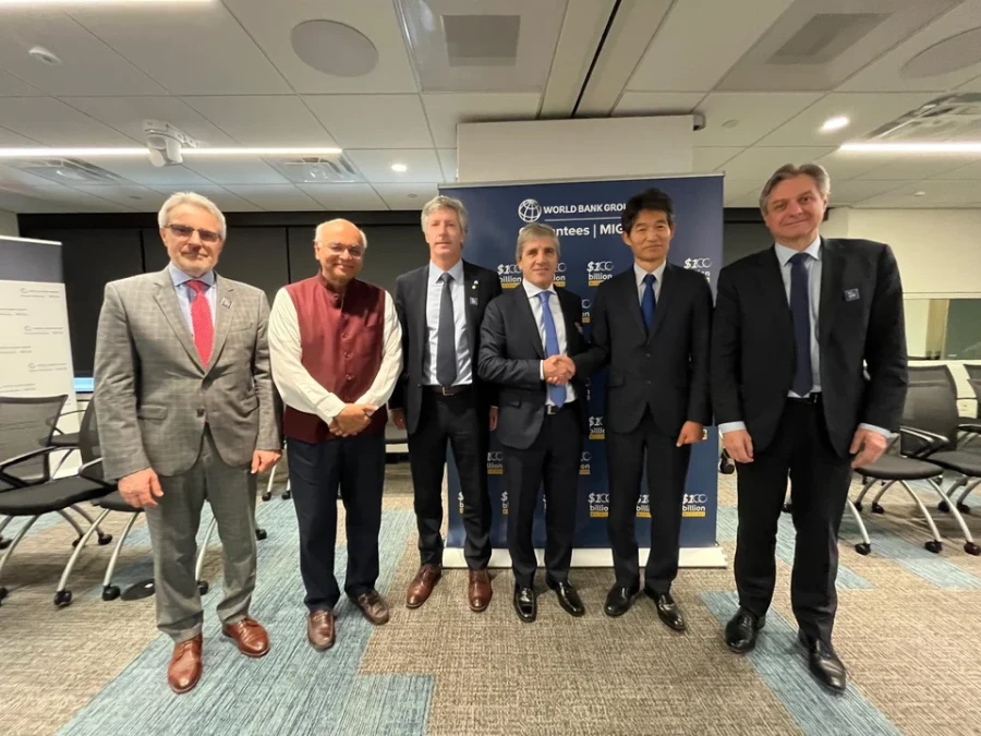 Caputo, Daza y Bausili junto a representantes del MIGA y el Banco Mundial.