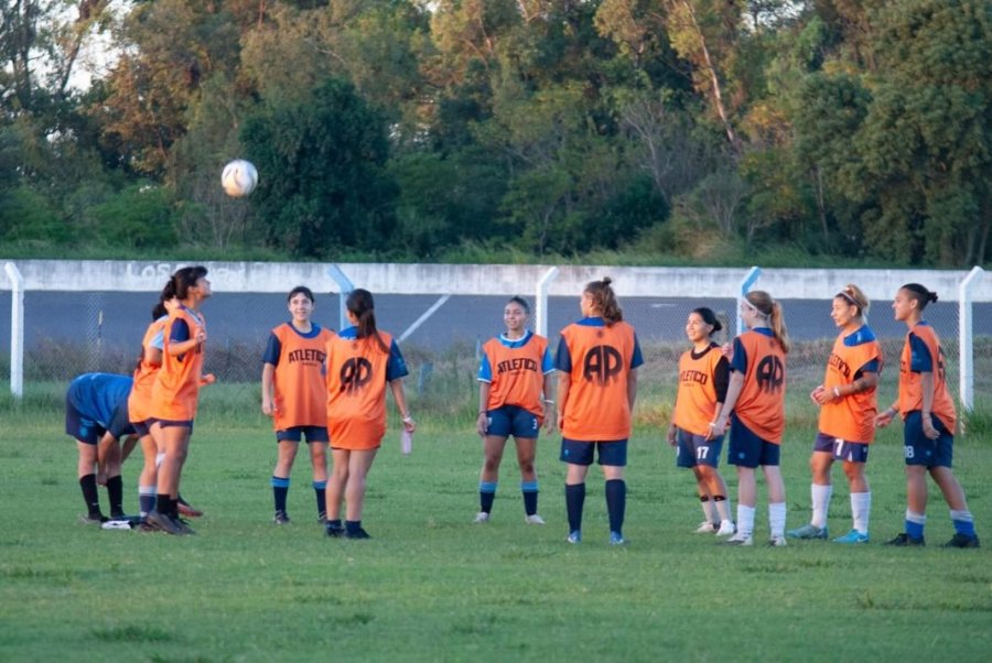 PRACTICA. El equipo rafaelino en uno de sus &uacute;ltimos entrenamientos.