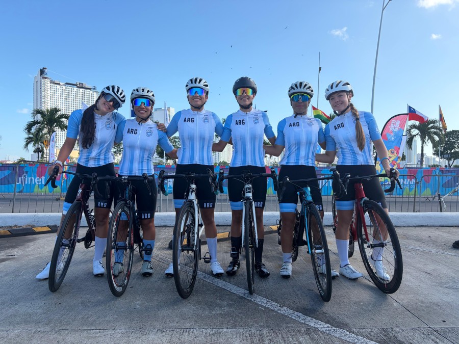 EQUIPO FEMENINO. Las chicas del seleccionado. Julia Lambert, segunda de izquierda a derecha.