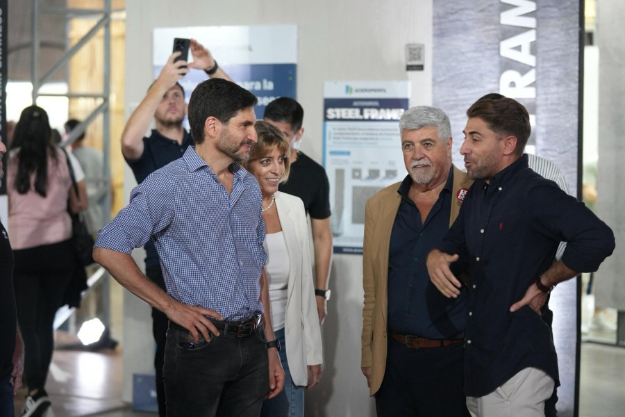 El gobernador Maximiliano Pullaro al visitar la Expcon en la Estaci&oacute;n Belgrano de la ciudad de Santa Fe.