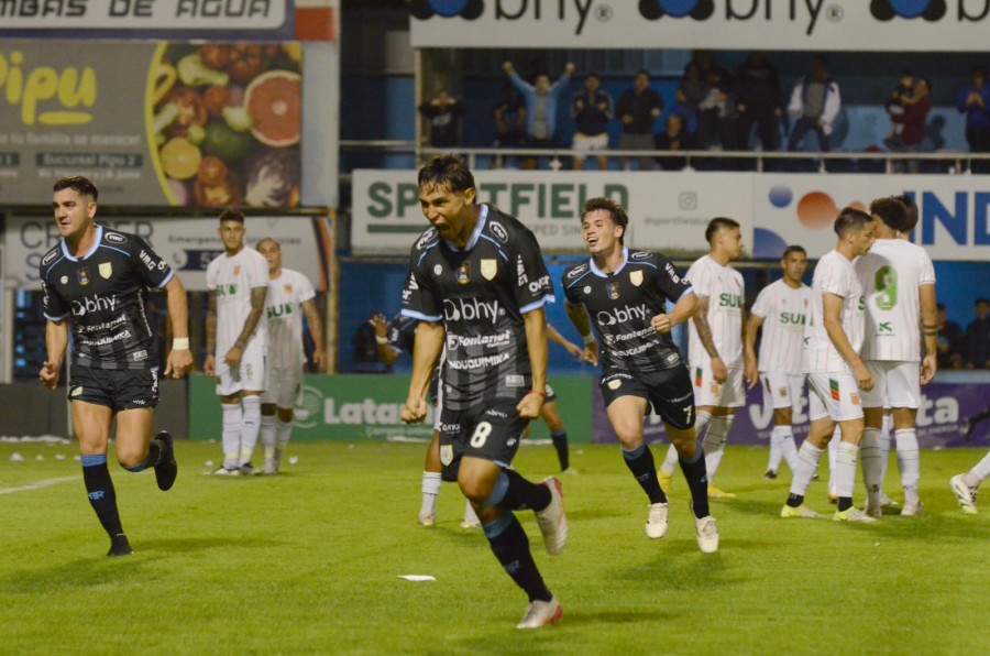 OBANDO FESTEJA SU GOL, EL QUE ABRI&Oacute; EL CAMINO PARA LA GOLEADA ANTE AGROPECUARIO