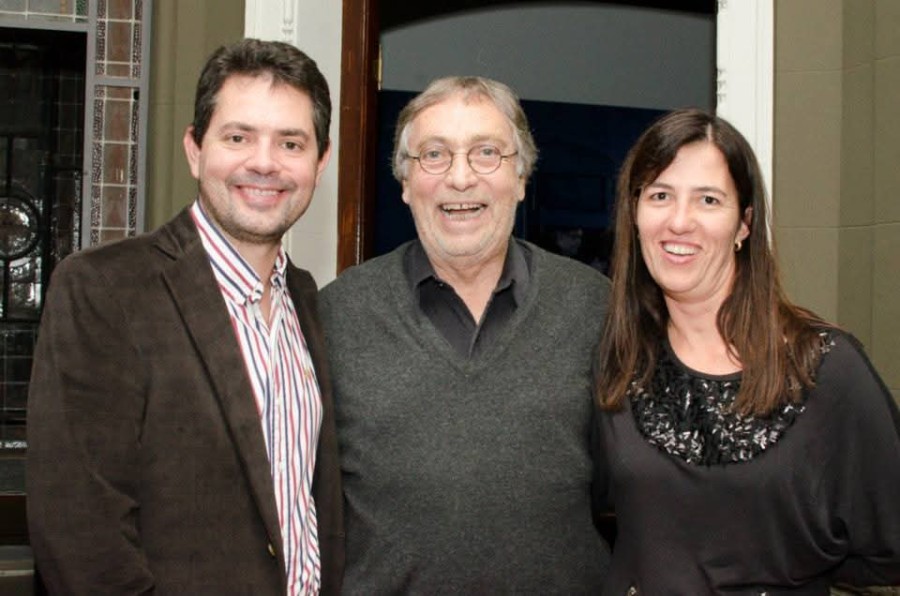 Luis Brandoni durante su visita a Rafaela de junio de 2013, junto a Germ&aacute;n Bottero y su esposa, Andrea Bertram. (FOTO ARCHIVO G.B.)