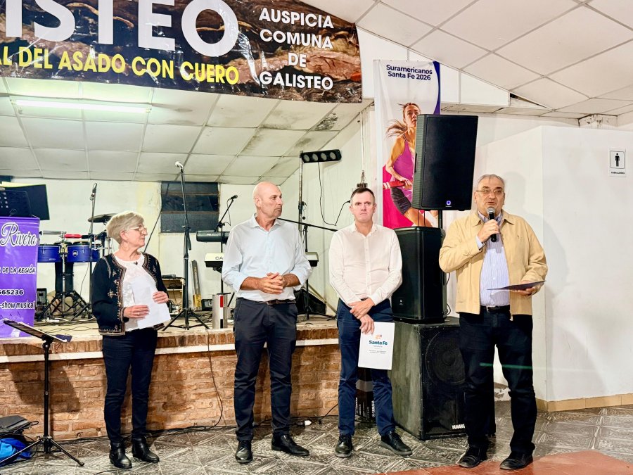 Las autoridades durante el momento protocolar.