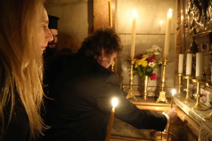 El presidente Javier MIlei en una ceremonia en el Santo Sepulcro.