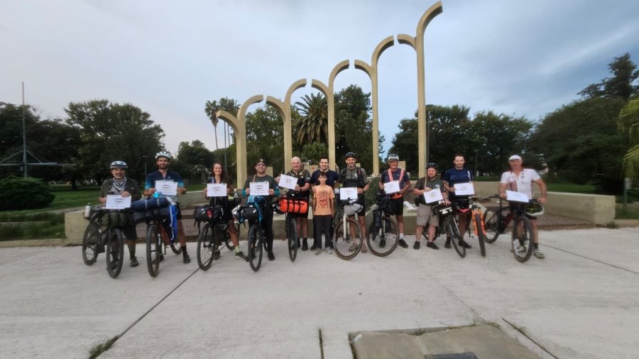 Ciclistas participantes frente al Monumento al Centenario junto a Mauro Gilabert.