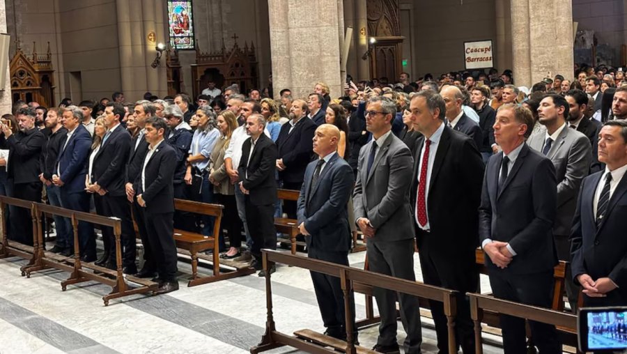 EN LUJAN. Adorni particip&oacute; de una misa en homenaje al papa Francisco junto a miembros del Gabinete.