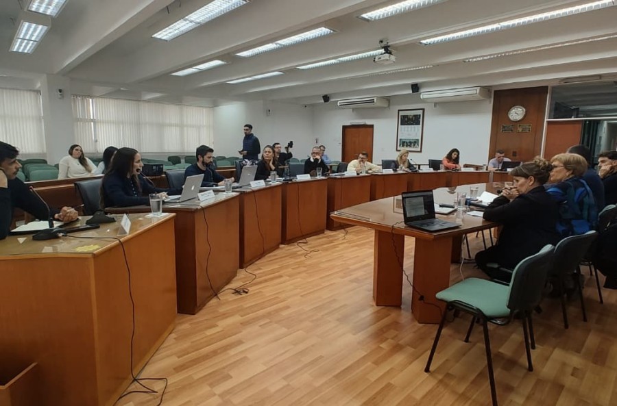 Concejales y funcionarios del Ejecutivo durante la extensa reuni&oacute;n de este martes por la tarde en la sala de sesiones.