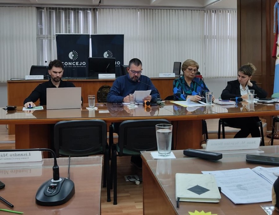 Nicol&aacute;s Asensio, Germ&aacute;n Bottero, Mabel Fossatti y Silvina Bravino en la mesa principal del recinto del Concejo. (FOTO LA OPINI&Oacute;N)
